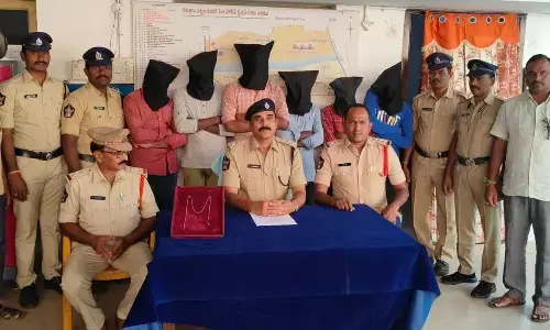 Nellore city SP J Srinivasulu producing the bike lifters before the media in Nellore on Saturday
