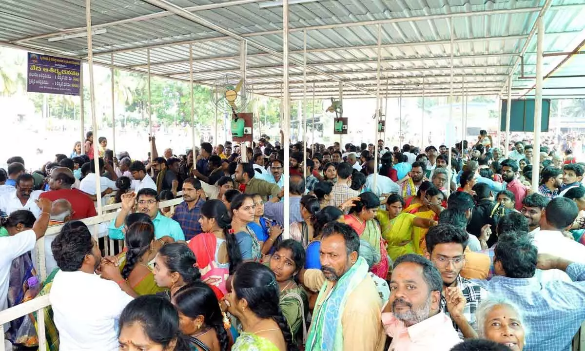 Heavy influx of devotees at Kanipakam