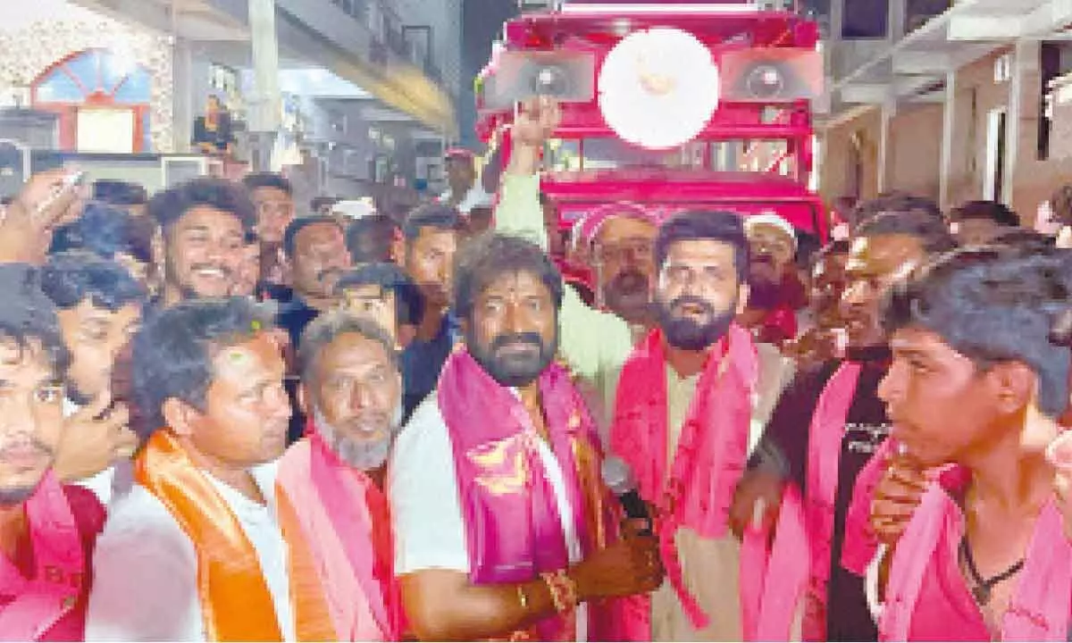 Mahabubnagar: Srinivas seeks votes for devpt, welfare