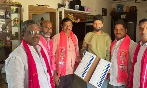 Tandur Municipal councillor campaigns I door-to-door for Pilot Rohit Reddy