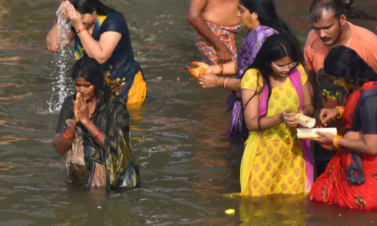 Devotees taking holy dip in River Krishna at Durga Ghat in  Vijayawada on the occasion of Kartika Pournami on Monday