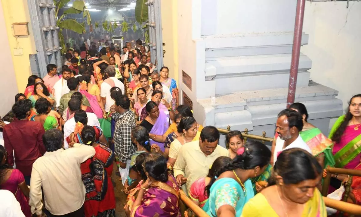 Devotees throng Lord Amaralingeswara Swamy temple in Amaravati on Monday on the occasion of Karthika Pournami