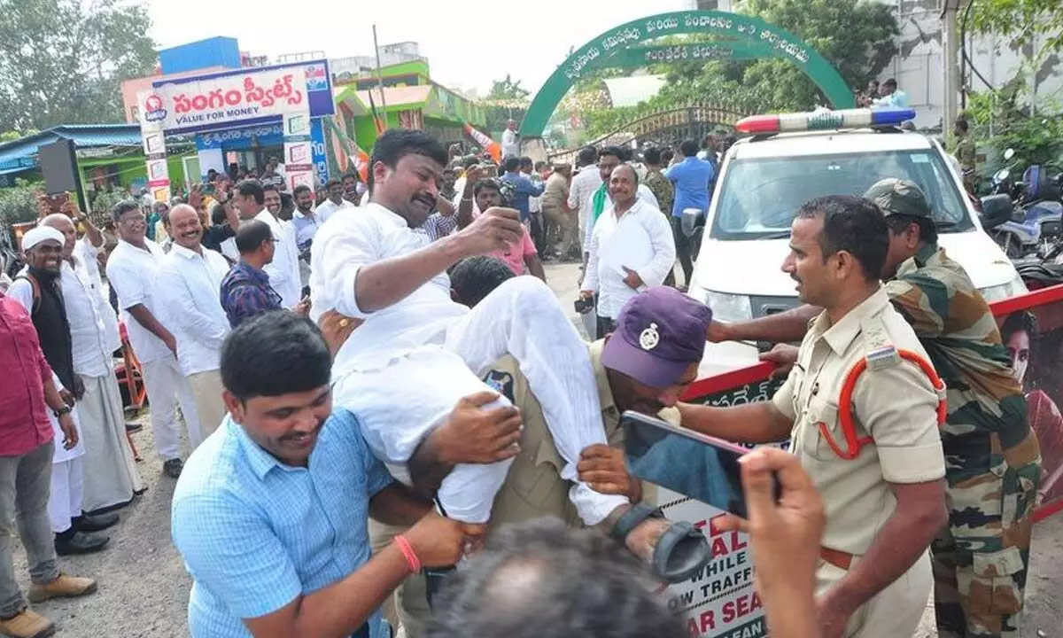 BJP Kisan Morcha leaders trying to lay siege to the Agriculture Commissioner’s office in Guntur on Tuesday