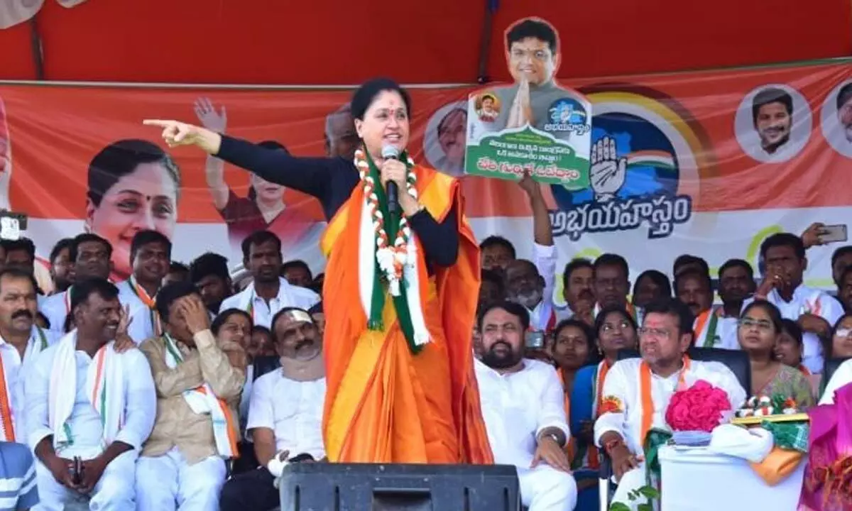 Actress and Congress leader Vijayashanti participated in the party’s Vijaya Bheri Sabha organsied by MLA Sridhar Babu in Manthani on Tuesday.