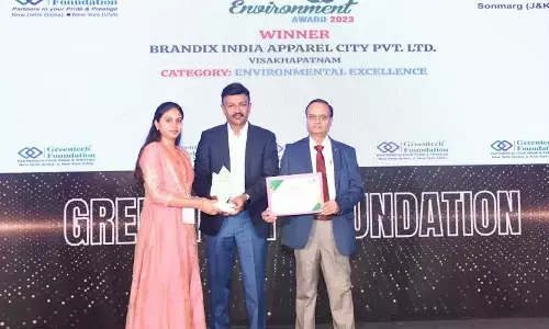 Mohini Rani Sabhavath, sustainability environmental engineer of BIAC receiving ‘Greentech Environment Award 2023’ at Sonmarg in Jammu and Kashmir