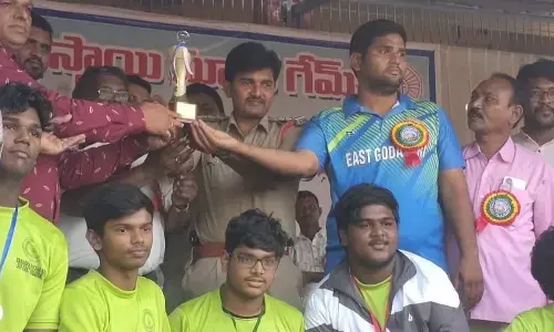 Mohammad Ismail receiving prize