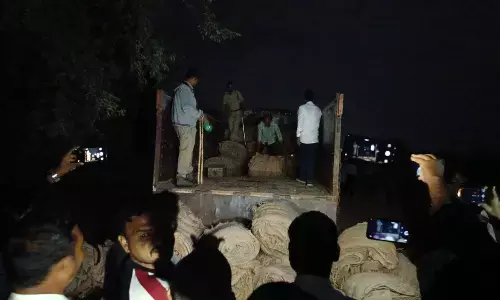 Wanaparthy: Runaway liquor lorry intercepted