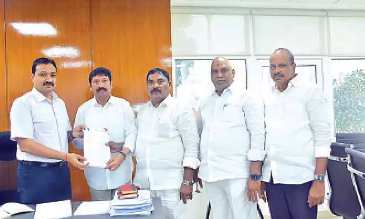 Vijayawada: YSRCP leaders complain to EC on duplicate voters