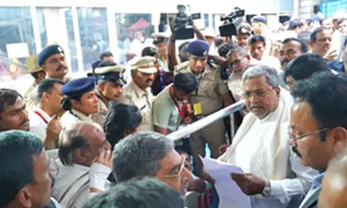 Ktaka Govt to release Rs 2,000 as relief to drought-hit farmers; CM slams Centres apathy