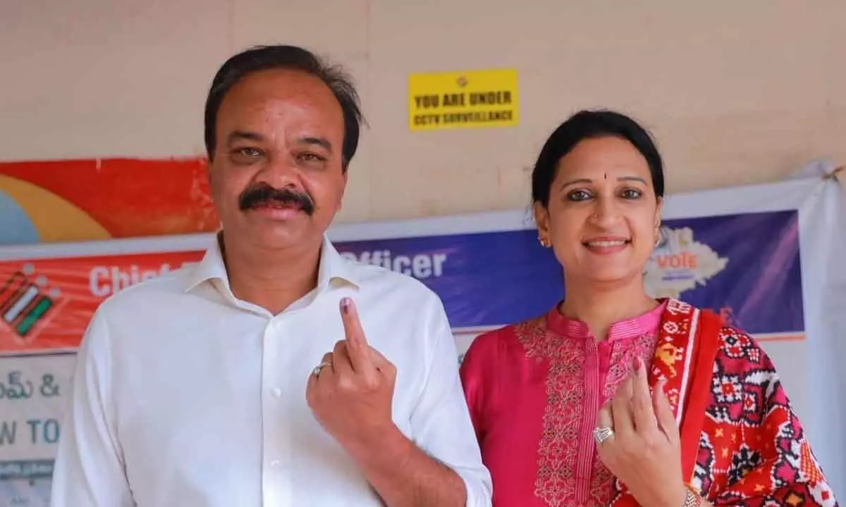 Congress candidate from Kalvakurti, Kasireddy Narayana Reddy and his spouse cast their vote in Khanapur on Thursday