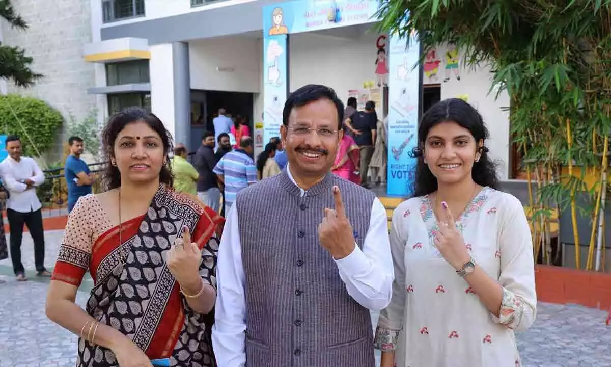 Hyderabad: TSRTC MD Sajjanar casts his vote in Kondapur