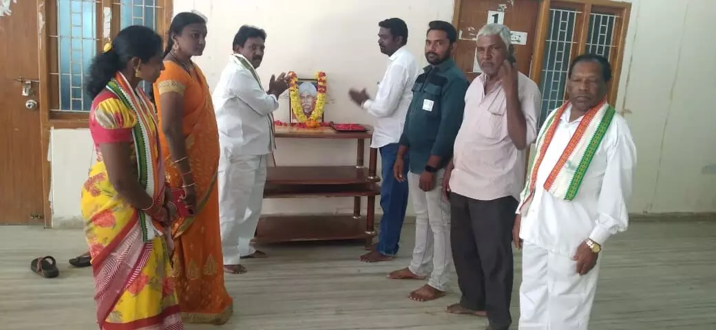 Congress party leaders pay homage to Gurajada Apparao on death anniversary