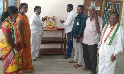 Congress party leaders pay homage to Gurajada Apparao on death anniversary