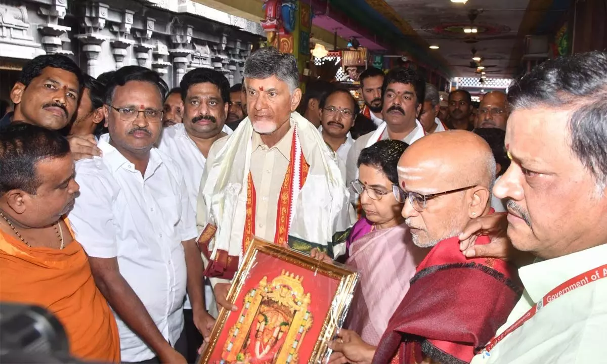 Chandrababu visits Kanakadurga temple in Vijayawada, says he prayed for well being of Telugu people