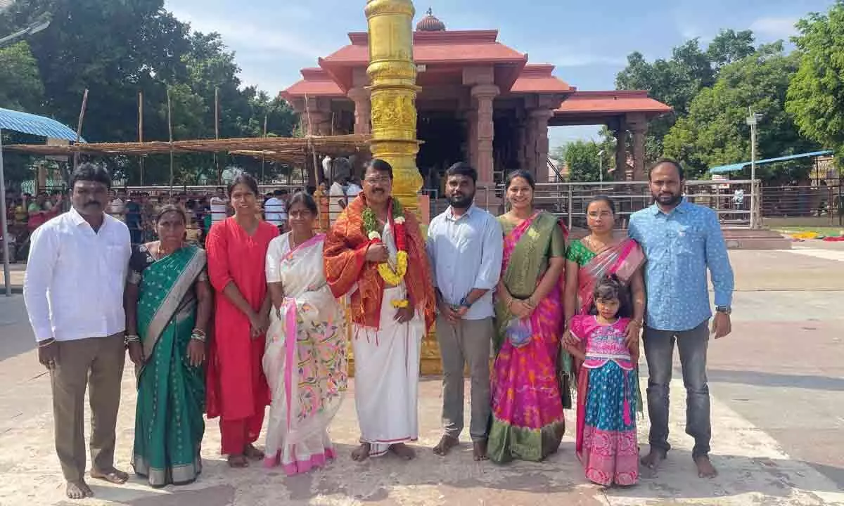 Wanaparthy: Singireddy Niranjan Reddy seeks blessings at Jogulamba Ammavaru