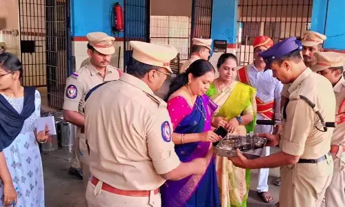 District Judge inspects Central Prison, interacts with prisoners