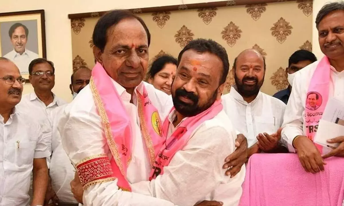 File pic of Pagala Sampath Reddy with KCR