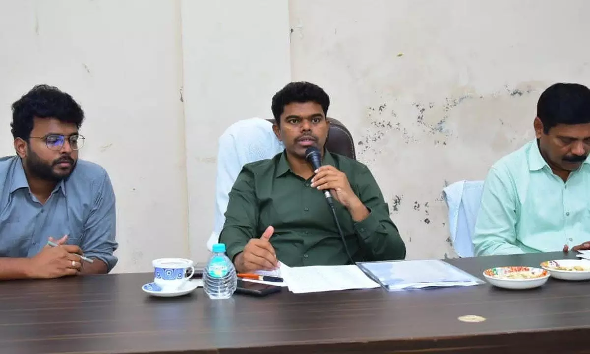 Sri Sathya Sai District Collector P Arun Babu addressing a review meeting on electoral rolls revision in Kadiri on Tuesday