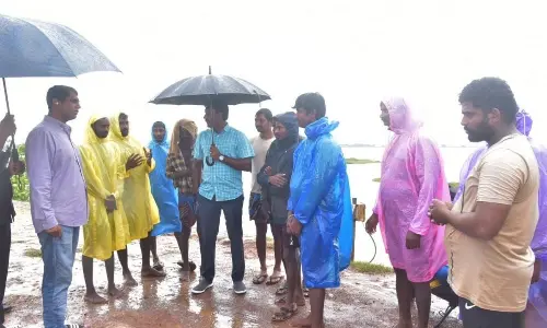 Special Officer Ch Harikiran interacting with the farmers after inspecting Kanupuru tank at Kanupuru village in Venkatachalam mandal on Tuesday