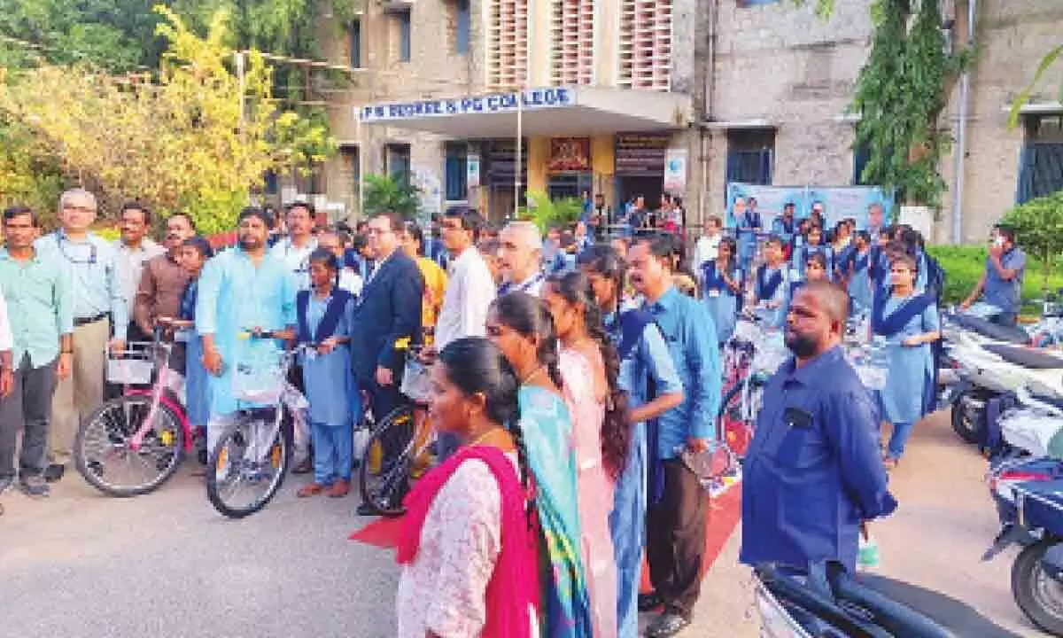 Tirupati: Cycles presented to SPW College students