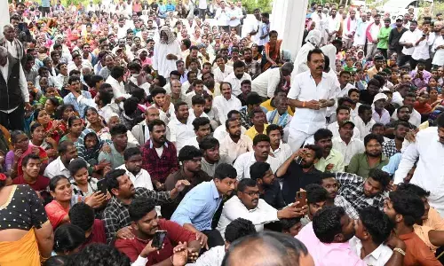 KCR meets Chintamadaka villagers at his farmhouse