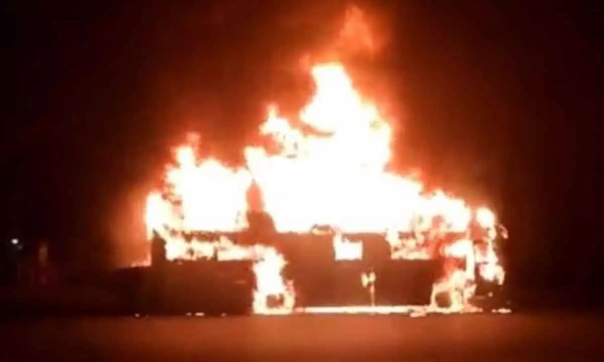 Pvt bus travelling from Hyd to Mumbai catches fire