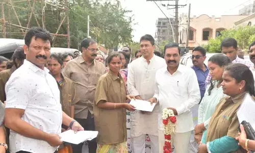 Autos distributed to women under Unnati scheme