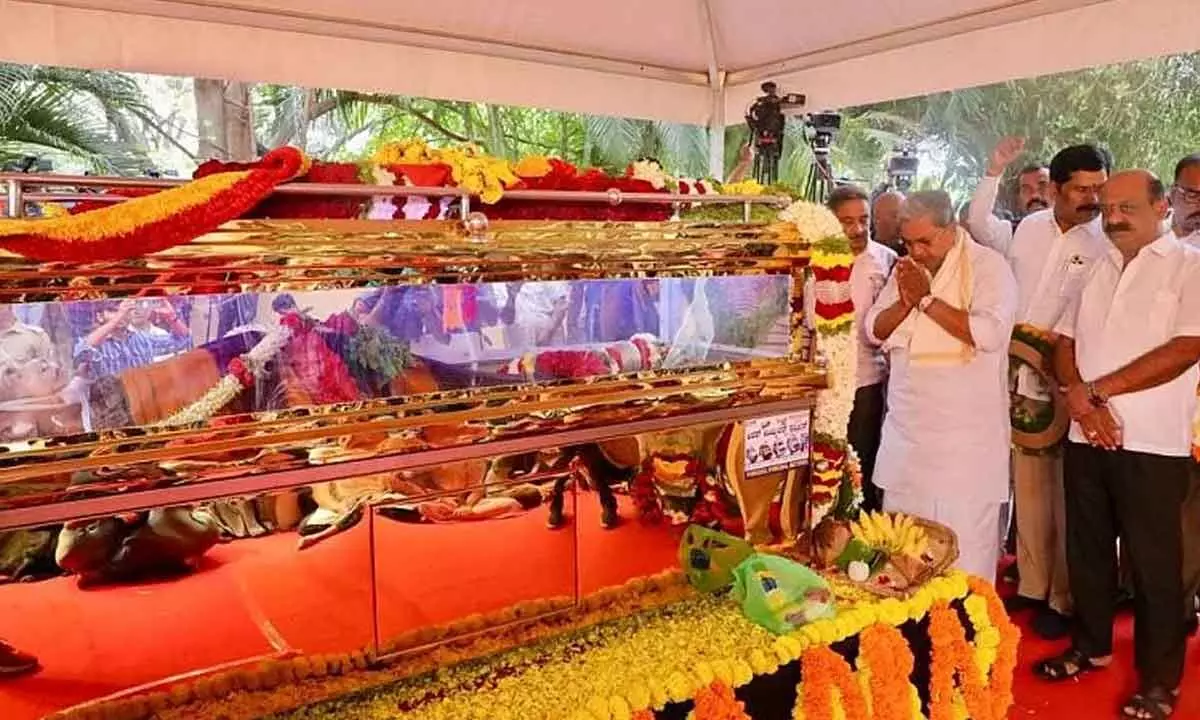K’taka CM Siddaramaiah pays final tribute to Kannada actress Leelavati