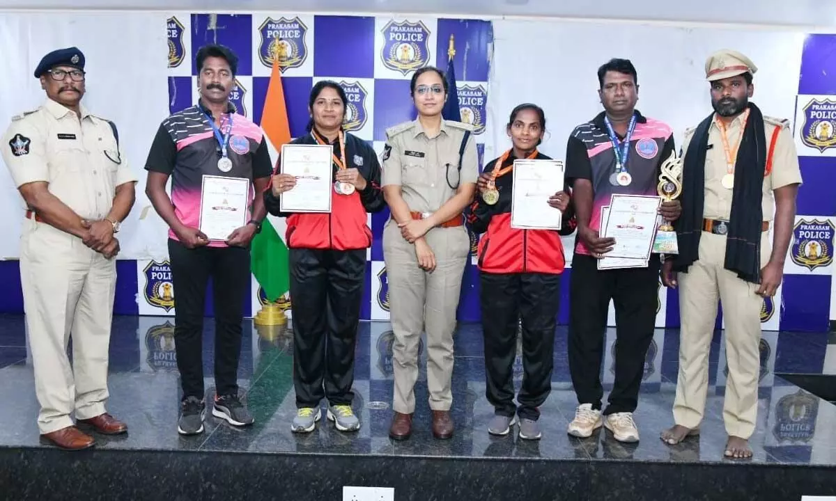 Prakasam SP Malika Garg with medal winners at the State-level masters athletics championship in Ongole on Monday