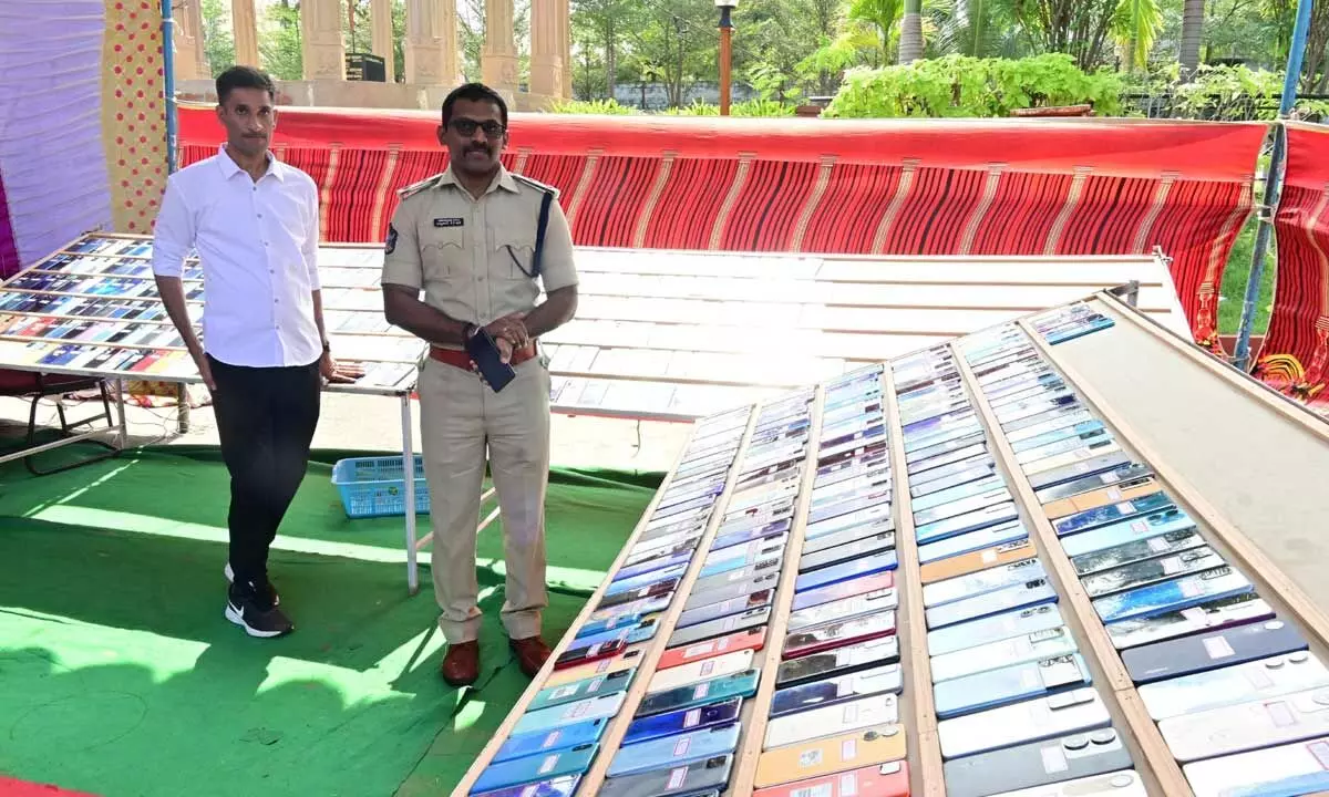 SP KKN Anburajan producing the recovered mobile phones in Anantapur on Monday