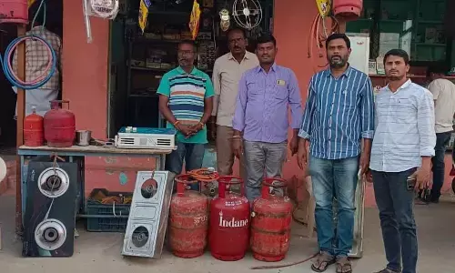 Vigilance sleuths raid gas stove centre