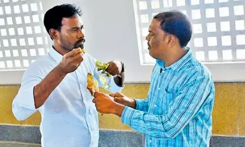 Fishermen teaches corrupt govt officer lesson with money garland