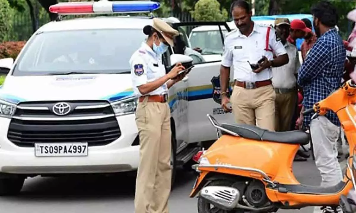 On spot payment of challans by traffic police irks commuters