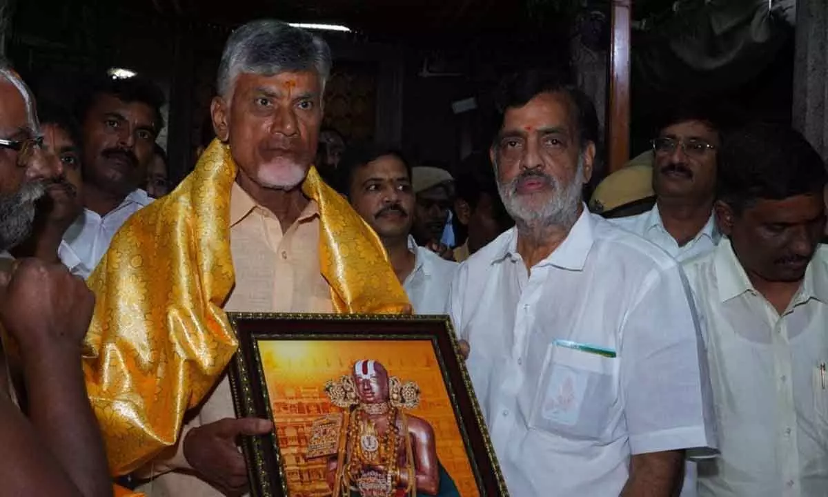 Chandrababu Naidu offers prayers at Sri Ramanujar temple in Tamilnadu