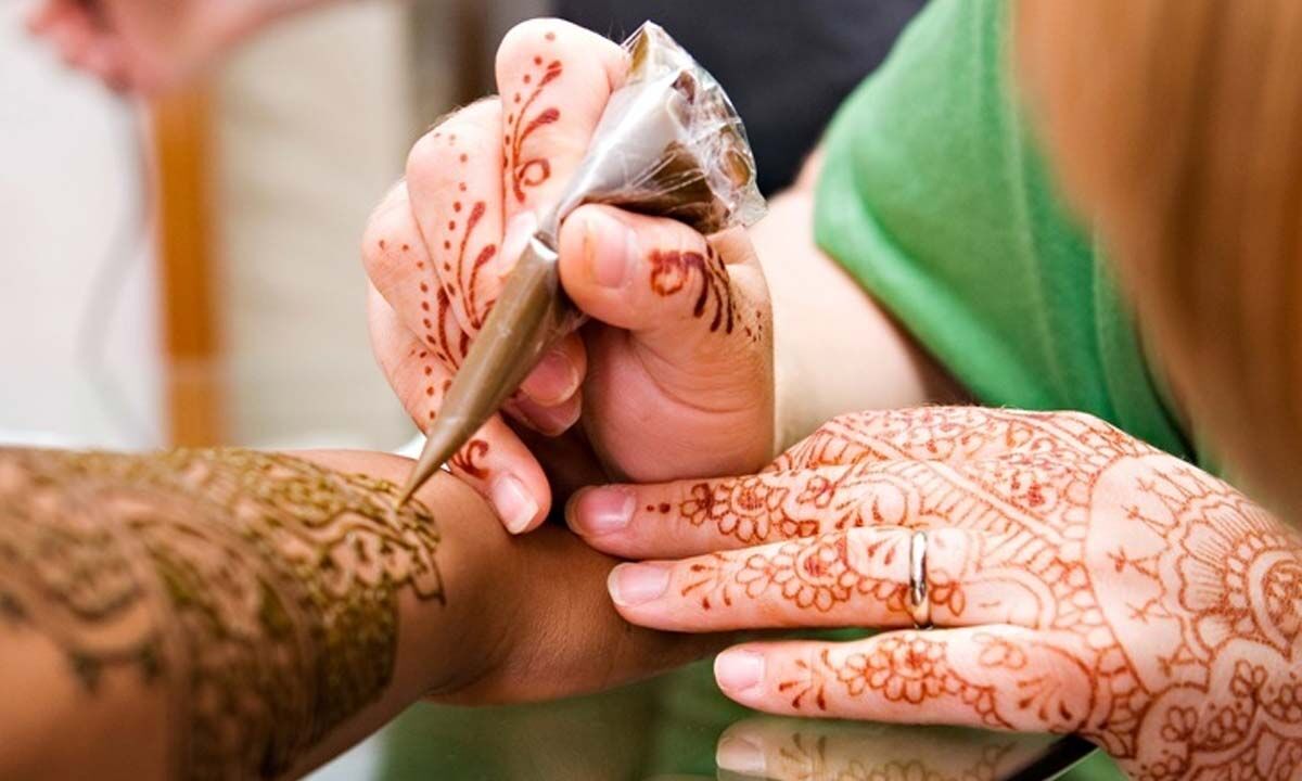 Seek beauty, but black henna can harm your skin - The Standard Health