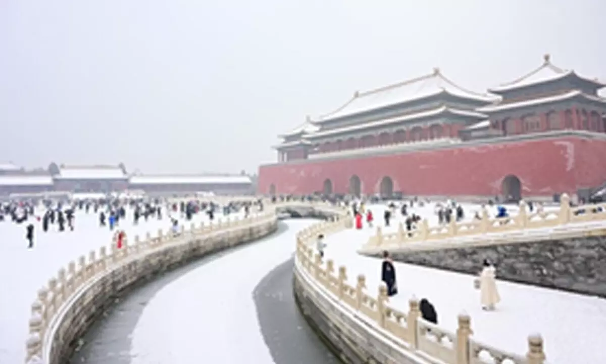 Heavy snow in Beijing suspends train operations, schools remain closed