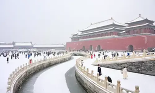 Heavy snow in Beijing suspends train operations, schools remain closed
