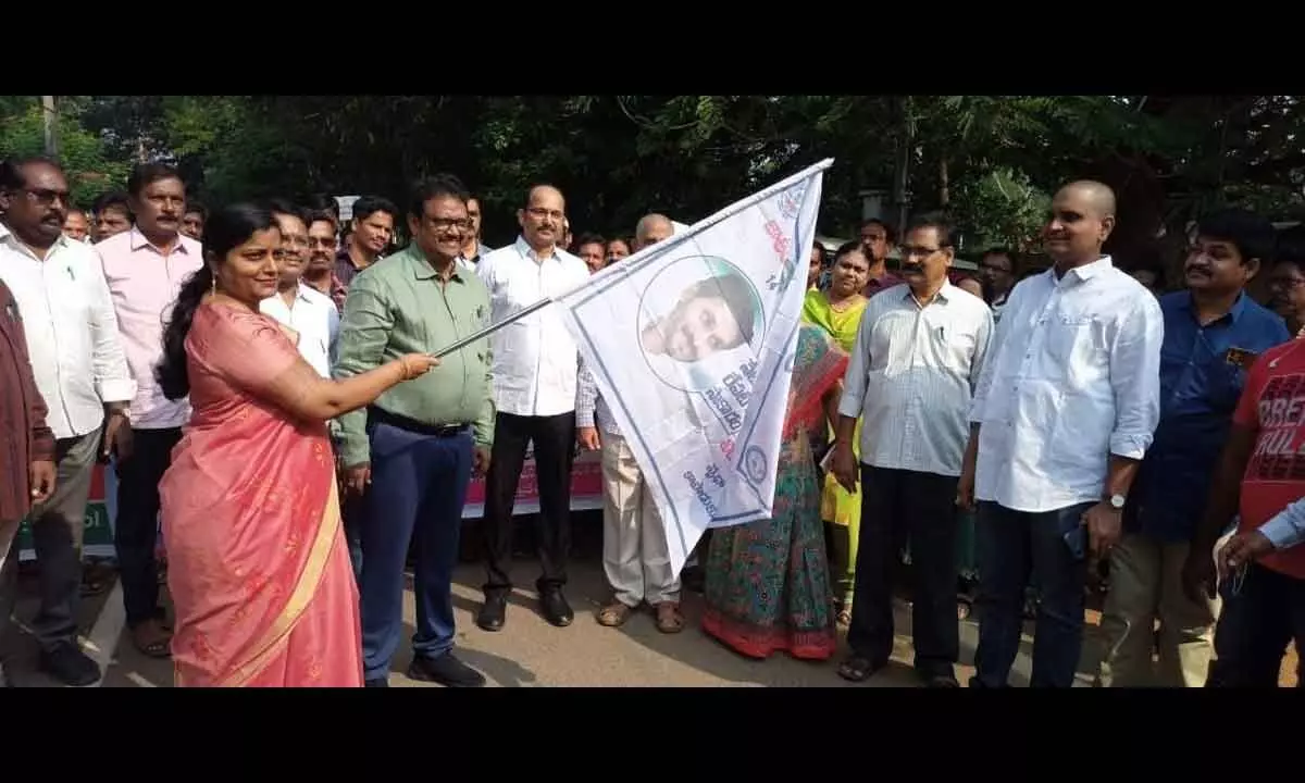 Joint collector flags off awareness rally