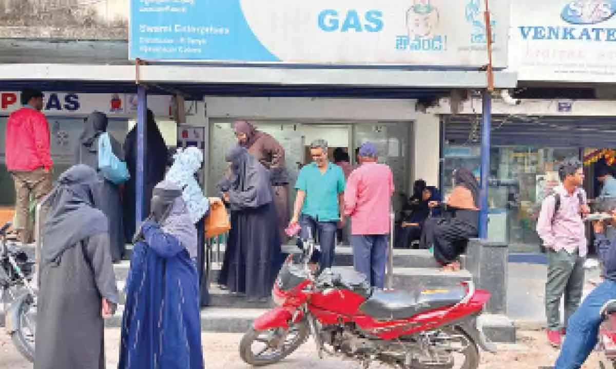 Hyderabad: Confused consumers throng gas agencies to enrol for Rs 500 scheme