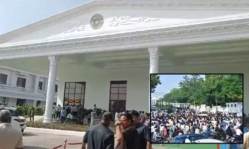 1 km queue former for Prajavani