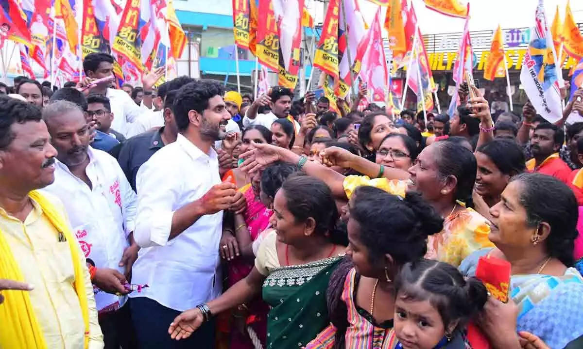 Anakapalli: People pour out their woes before Nara Lokesh