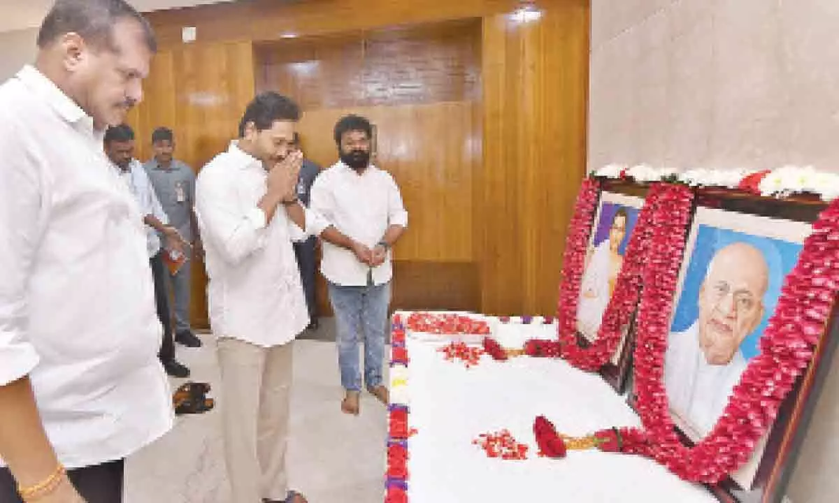 Vijayawada: CM YS Jagan Mohan Reddy,  N Chandrababu Naidu pay homage to Patel, Potti Sriramulu