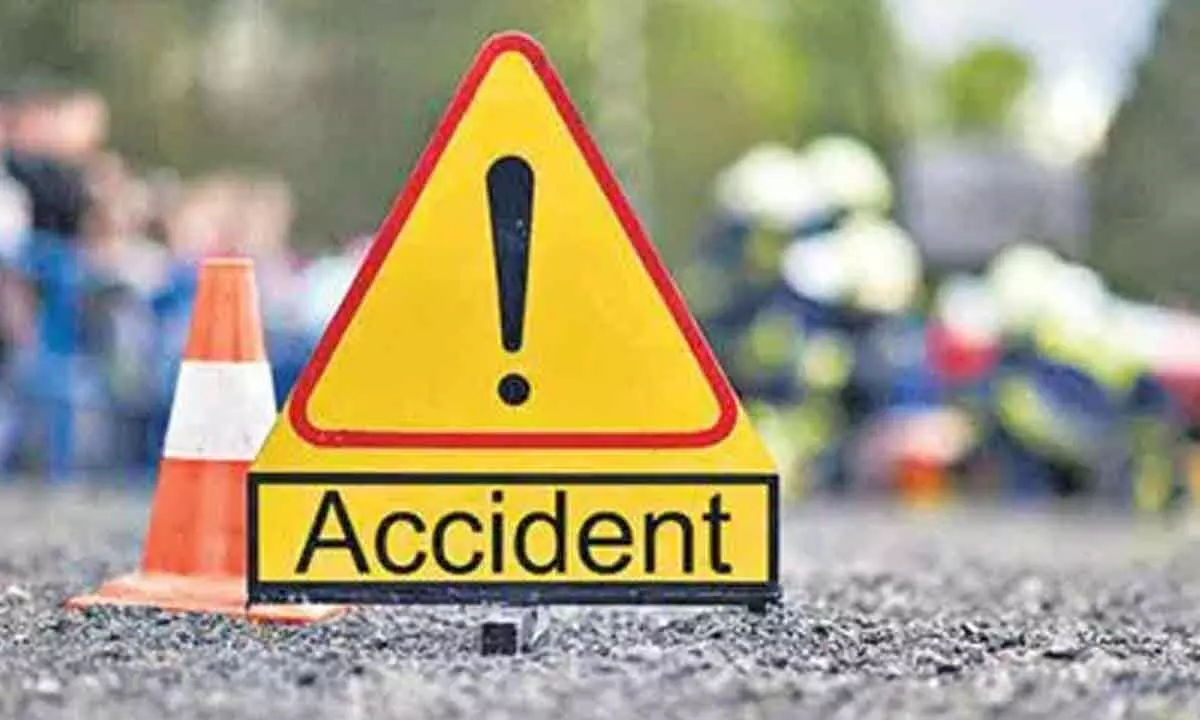 Two lorries collide in Anantapur district, three dead and one injured