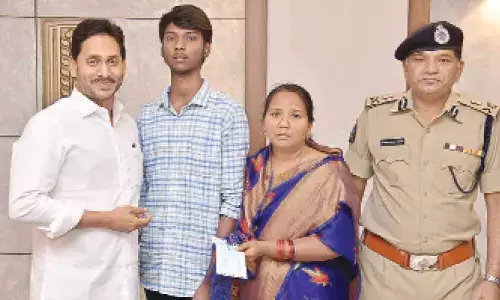 Tadepalli: CM YS Jagan Mohan Reddy hands over Rs 30L  ex gratia to kin of deceased constable