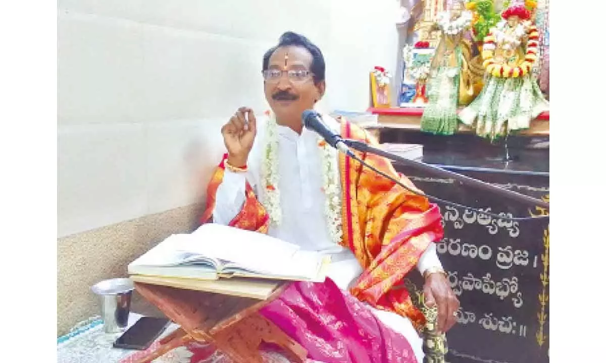 Ponnuru Venkata Srinivasulu reciting Pasuram in Tiruppavai at Geetha Mandiram in Ongole on Sunday