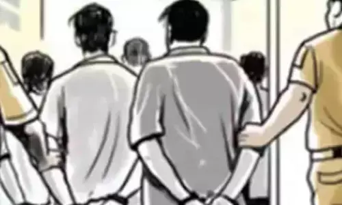 7 illegal Bangladeshi immigrants, one local agent held from Howrah station