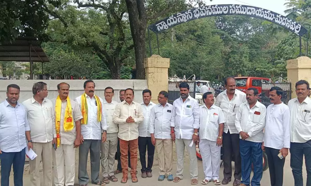 All-party leaders attend Madanapalli court, demands for Madanapalli district