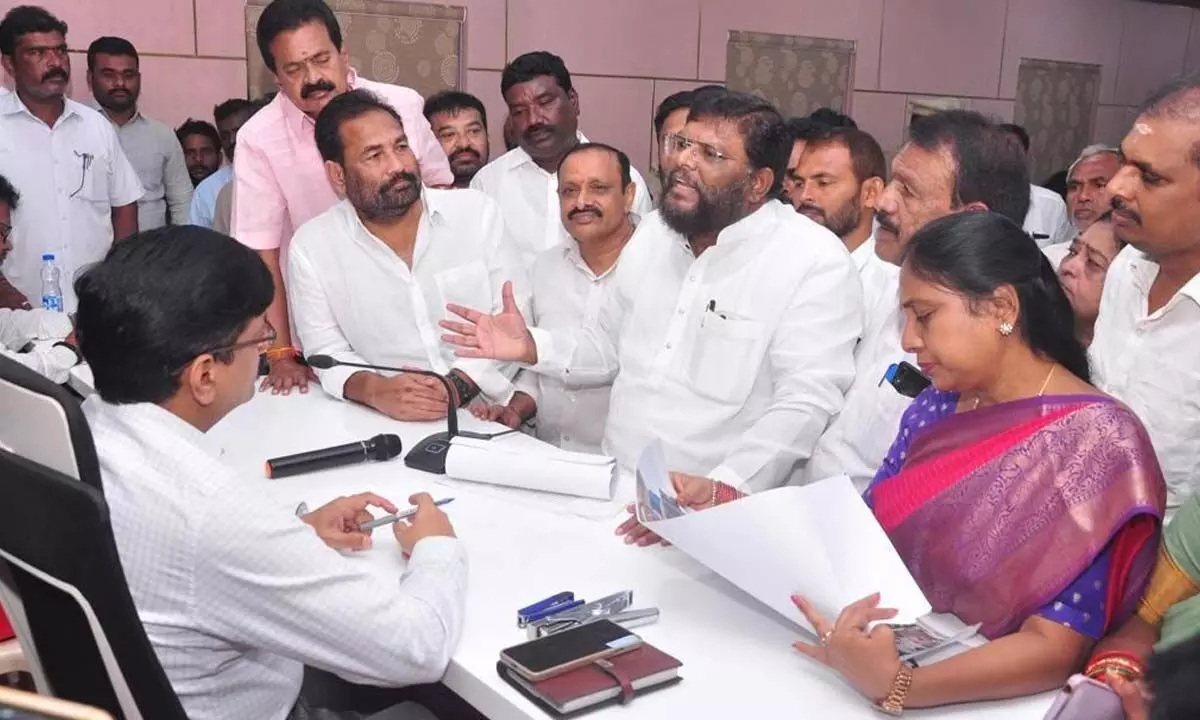 Former Nellore Mayor Shaik Abdul Aziz along with suspended YSRCP MLA Kotamreddy Sridhar Reddy and party leaders submitting a memorandum to Joint Collector R Kurmanath in Nellore on Monday
