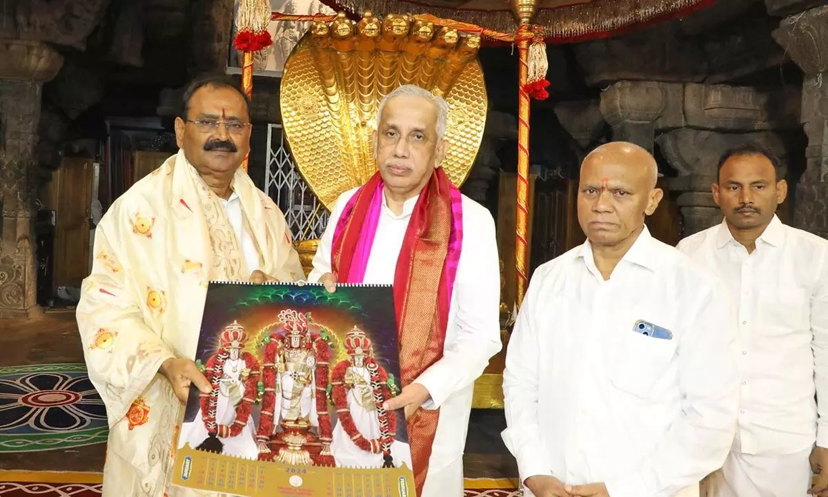 AP Guv offers prayers at Srivari Temple