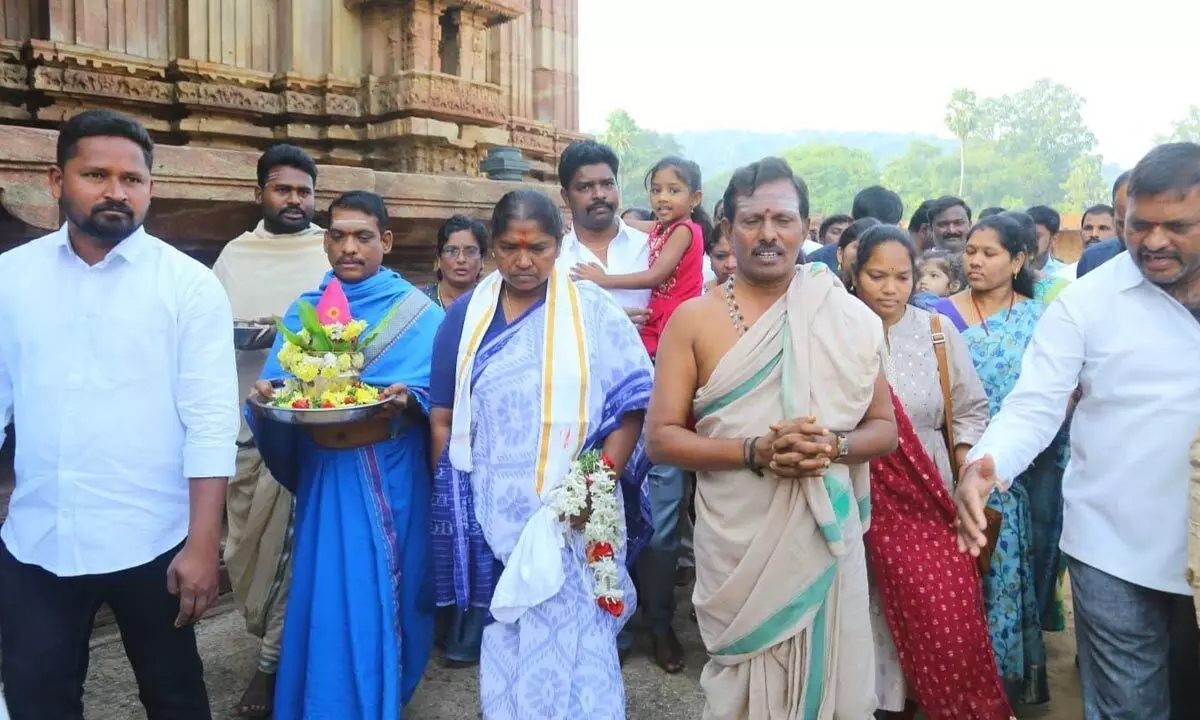 Seethakka offers prayers at Ramappa temple